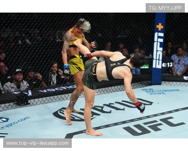 UFC冠军战，张伟丽强势击倒对手再创历史，ufc张伟丽冠军战视频